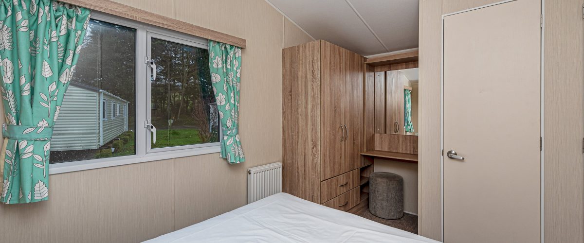 LYONS-WOODLANDS-HALL-NO41-GOLD-HOT-TUB-BEDROOM-1B