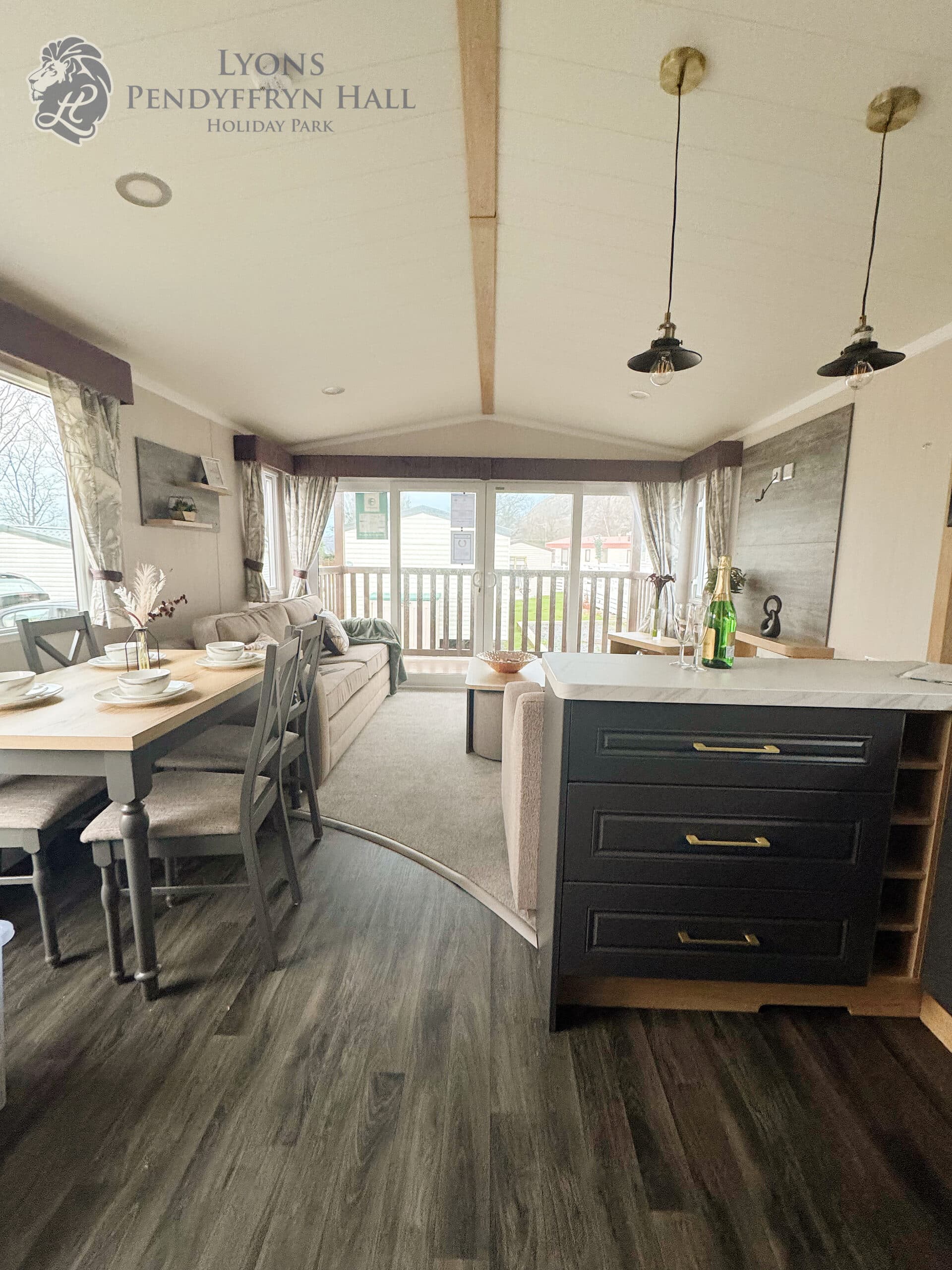 {"data":{},"source_type":"vicut","exportType":"image_export","pictureId":"2E22B41D-F003-4F41-833E-095769E74268","tiktok_developers_3p_anchor_params":"{"source_type":"vicut","client_key":"aw889s25wozf8s7e","picture_template_id":"","capability_name":"retouch_edit_tool"}","editType":"image_edit"}